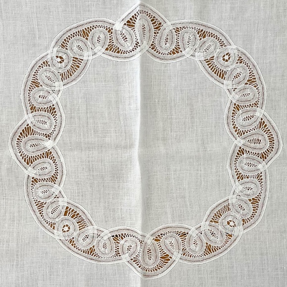 BATTENBERG LACE TABLE CLOTH - Picture 2 of 3